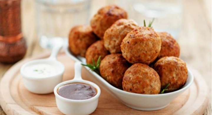 طريقة عمل كرات الدجاج مع صوص الرانش الشهى 😉