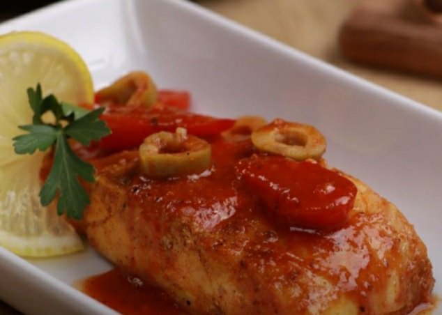 طريقة عمل فيليه السمك بالصلصة مع الزيتون الأخضر 🍣🥫